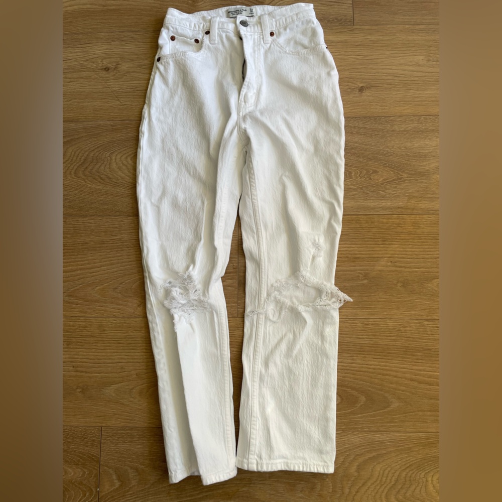 Abercrombie and fitch Ultra High Rise 90s Straight Jean w knee destroy size 24s